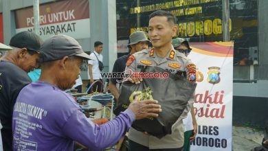 Polres Ponorogo menyerahkan bantuan sosial berupa paket sembako kepada warga penerima manfaat