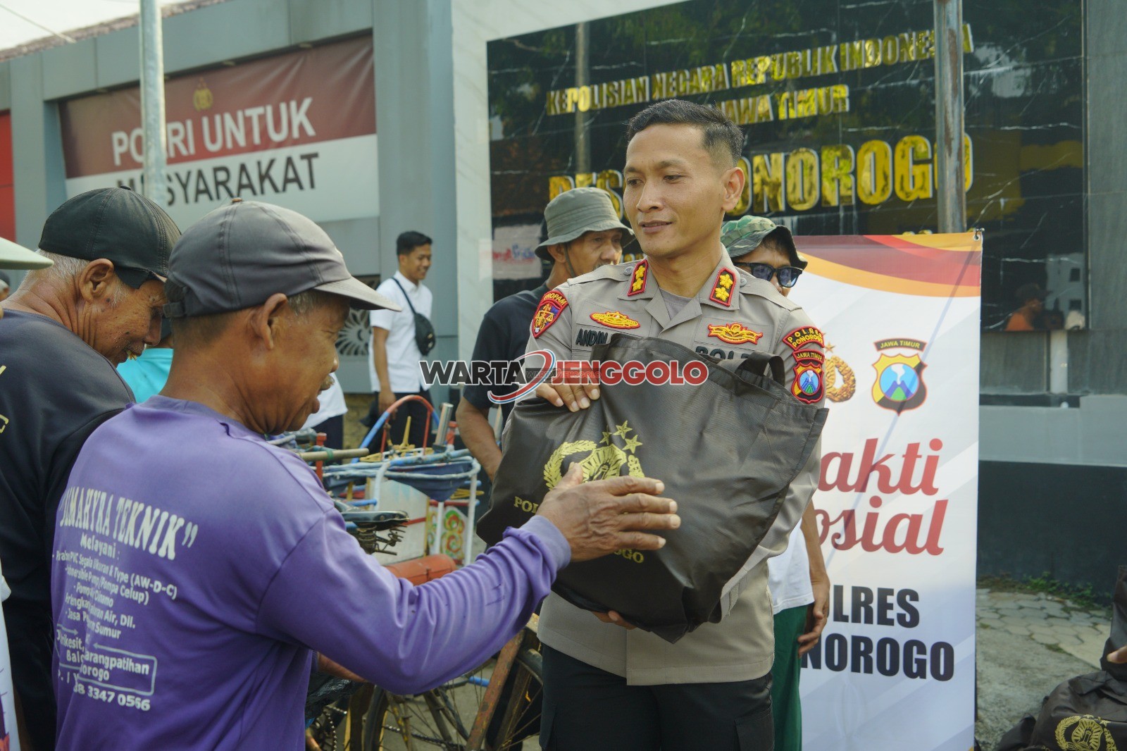 Polres Ponorogo menyerahkan bantuan sosial berupa paket sembako kepada warga penerima manfaat