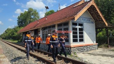 Petugas KAI Daop 7 Madiun melakukan pemeriksaan jalur rel kereta api di tengah persiapan menghadapi musim penghujan