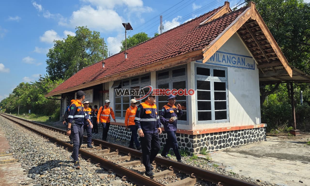 Petugas KAI Daop 7 Madiun melakukan pemeriksaan jalur rel kereta api di tengah persiapan menghadapi musim penghujan