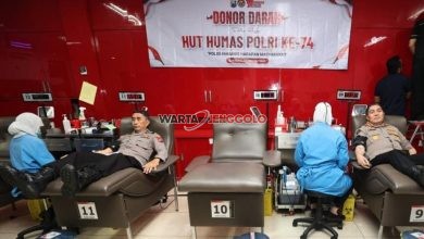 Anggota Humas Polda Jawa Timur ikut berpartisipasi dalam kegiatan donor darah memperingati HUT ke-74