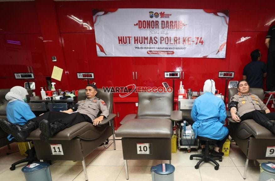 Anggota Humas Polda Jawa Timur ikut berpartisipasi dalam kegiatan donor darah memperingati HUT ke-74
