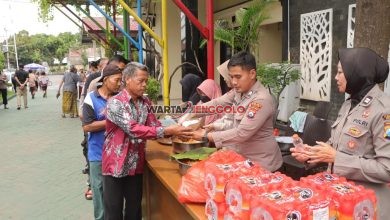 Kegiatan Jumat Berkah Polres Kediri menghadirkan keakraban antara polisi dan warga melalui santap siang bersama.