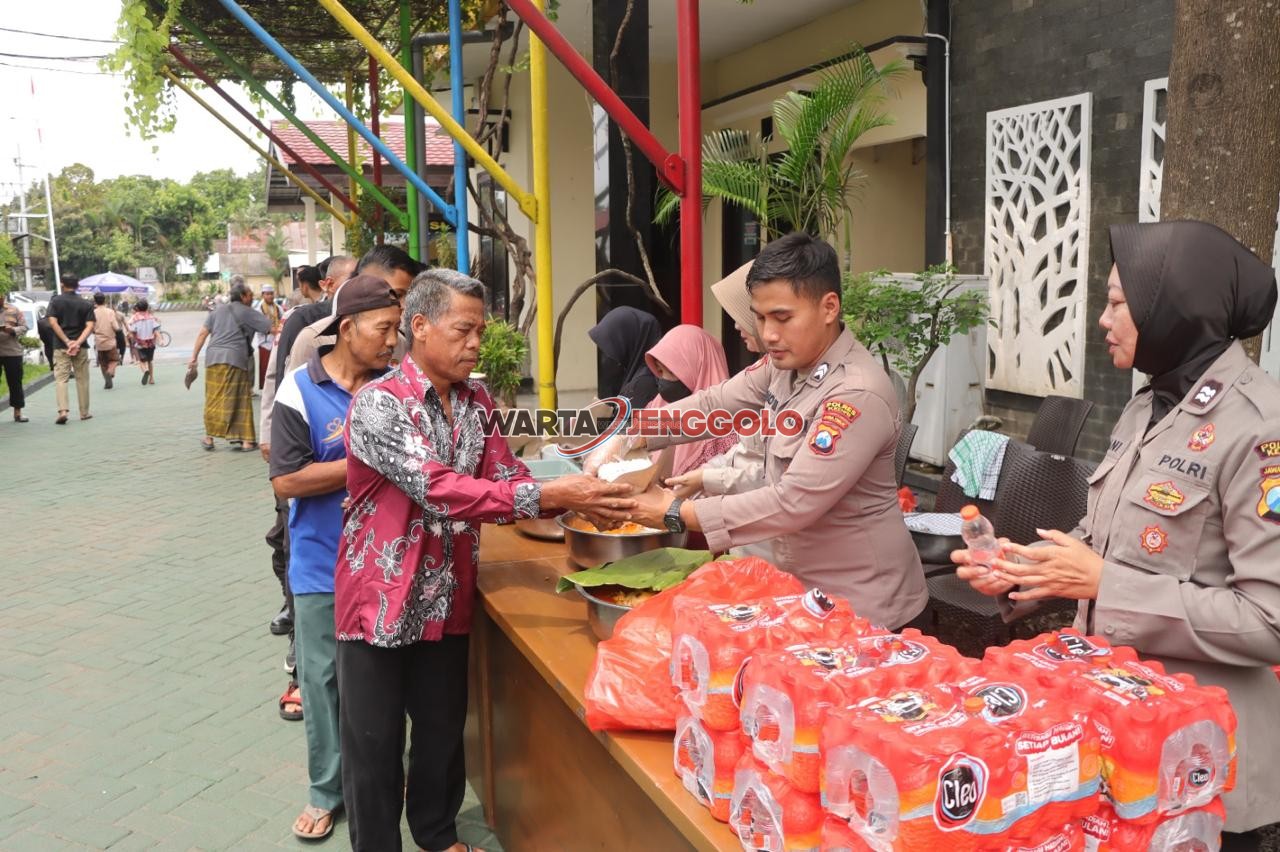 Kegiatan Jumat Berkah Polres Kediri menghadirkan keakraban antara polisi dan warga melalui santap siang bersama.