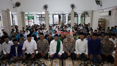 Kebersamaan Kapolres Tulungagung dan para kiai penerima bantuan beras dalam peringatan Hari Santri.