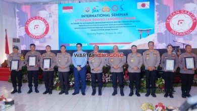 Aipda Rahmad Muhajirin menerima penghargaan di forum internasional kepolisian mewakili Polres Bojonegoro.