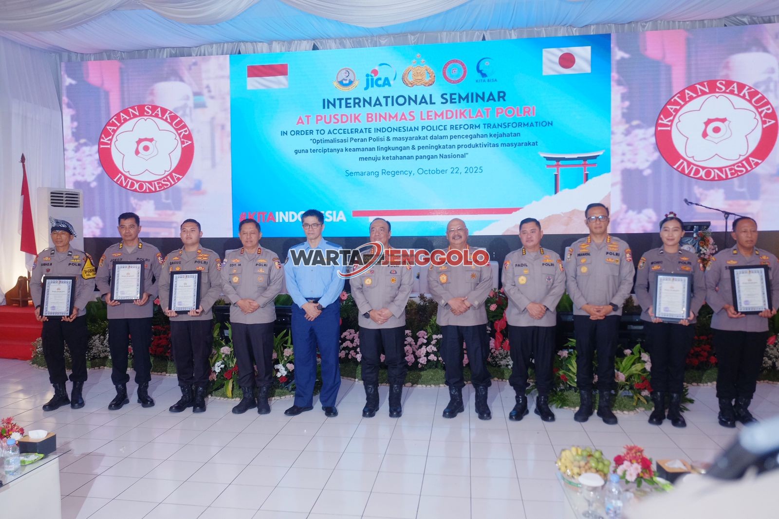 Aipda Rahmad Muhajirin menerima penghargaan di forum internasional kepolisian mewakili Polres Bojonegoro.