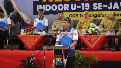 Kapolresta Banyuwangi Kejurprov Bola Voli U-19 saat acara pembukaan berlangsung.
