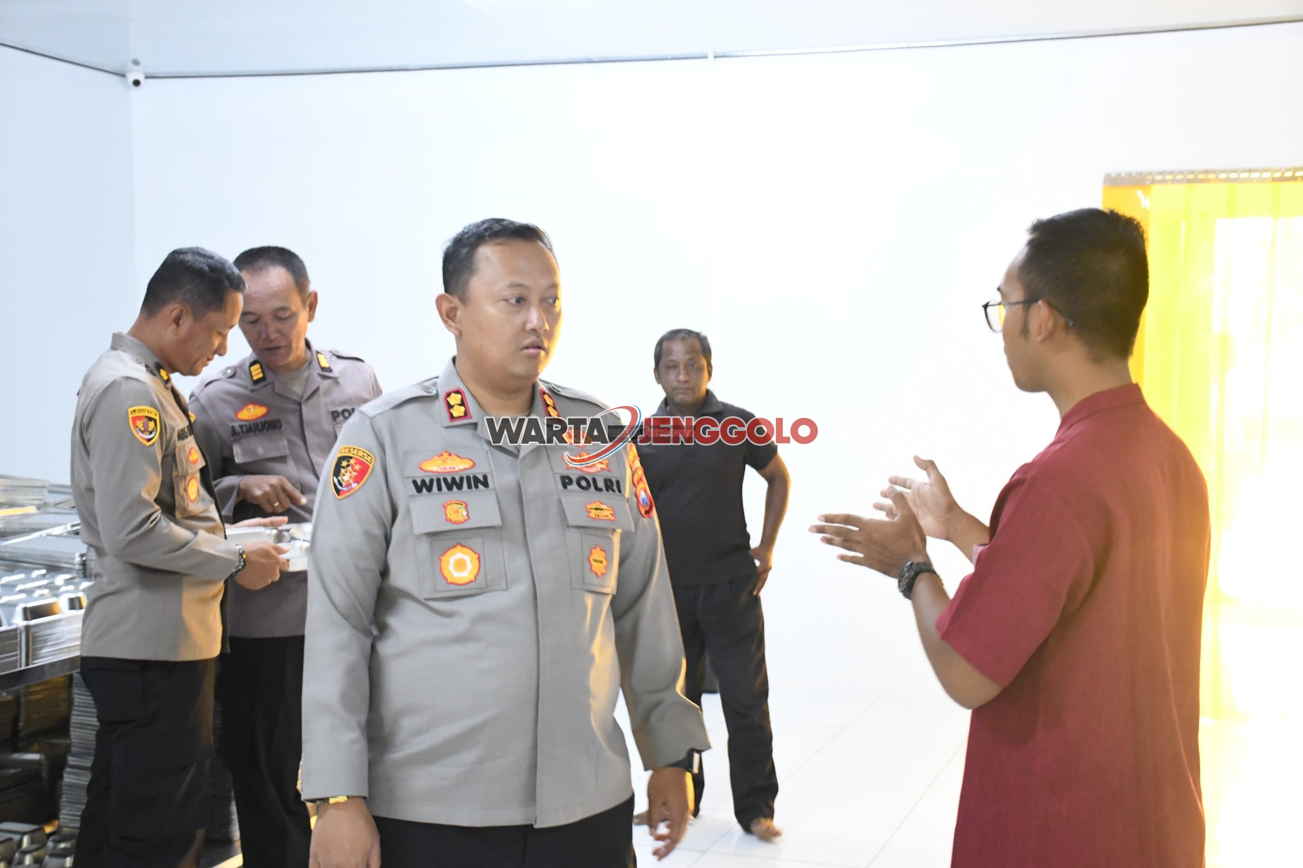 Kapolres Madiun Kota meninjau dapur SPPG Kanigoro bersama jajaran petugas.