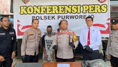Petugas menunjukkan barang bukti sajam hasil penangkapan pria diduga preman di Kota Pasuruan.