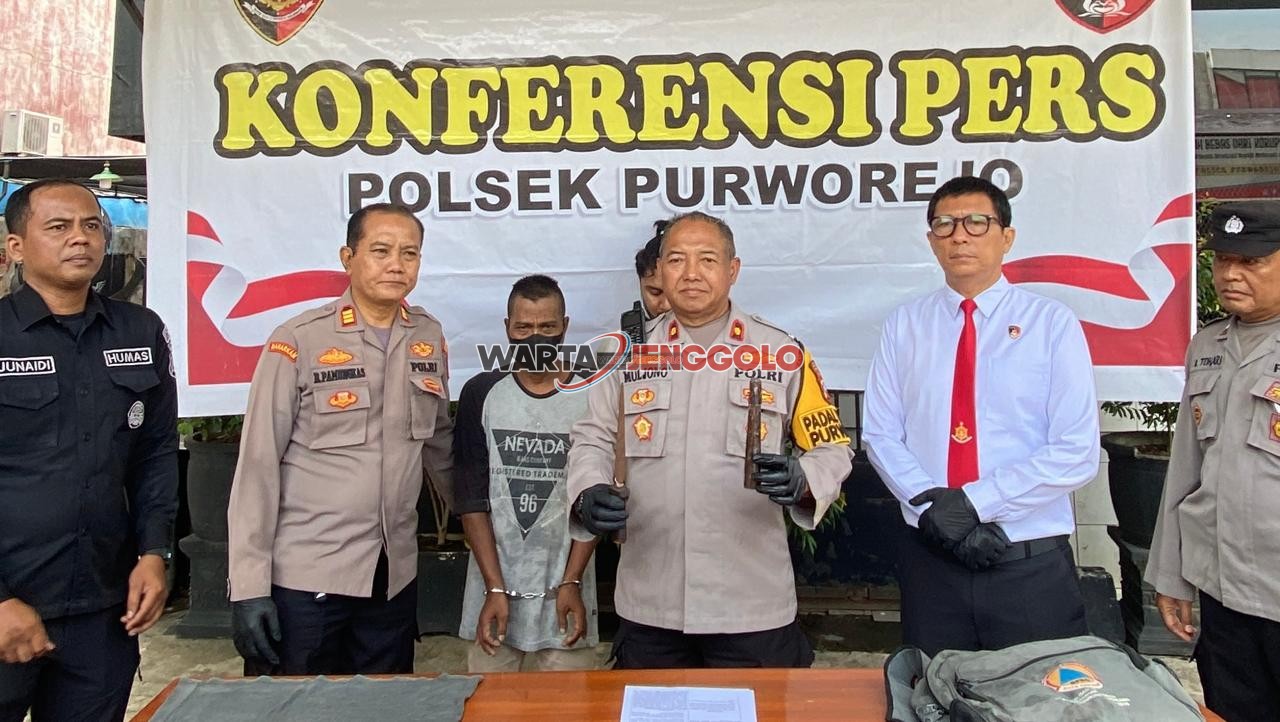 Petugas menunjukkan barang bukti sajam hasil penangkapan pria diduga preman di Kota Pasuruan.