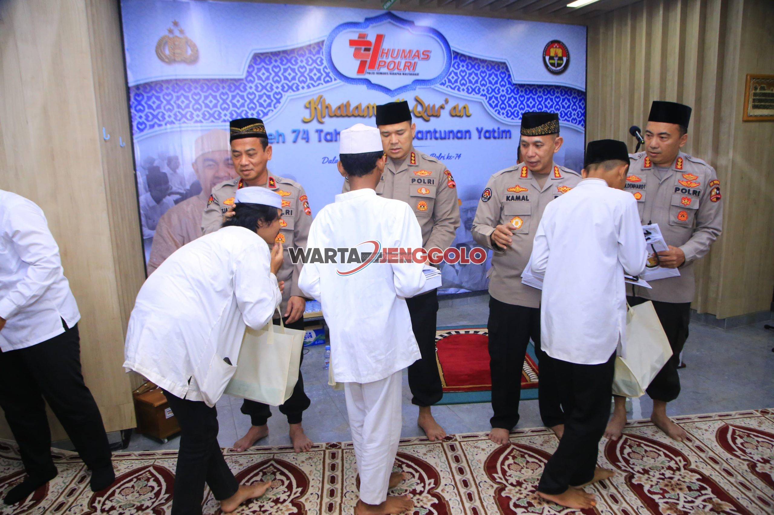 Momen kebersamaan Divisi Humas Polri dan anak yatim saat kegiatan santunan di Jakarta.