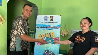 Petugas Satlantas Polres Bondowoso menyerahkan dokumen BPKB kepada warga penerima layanan BPKB Delivery.