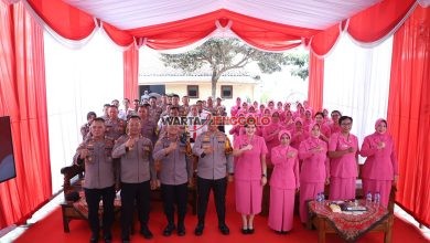 Kapolres Kediri berfoto bersama personel Polsek Gurah usai kunjungan kerja untuk mempererat kebersamaan.