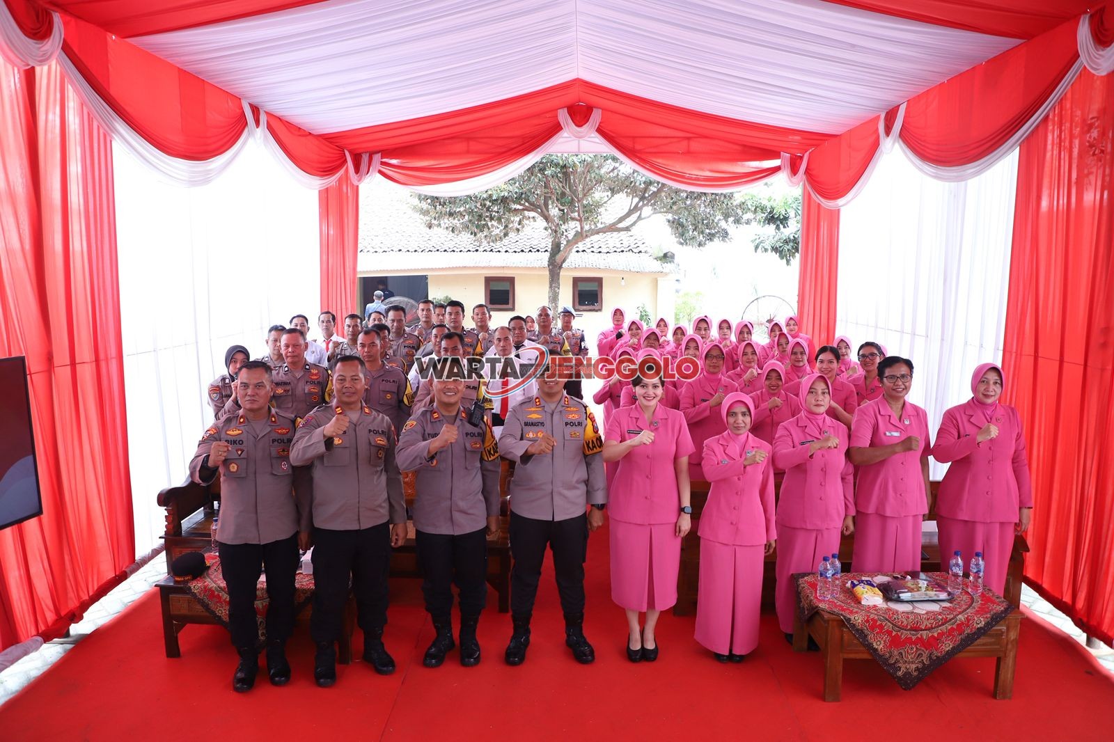 Kapolres Kediri berfoto bersama personel Polsek Gurah usai kunjungan kerja untuk mempererat kebersamaan.