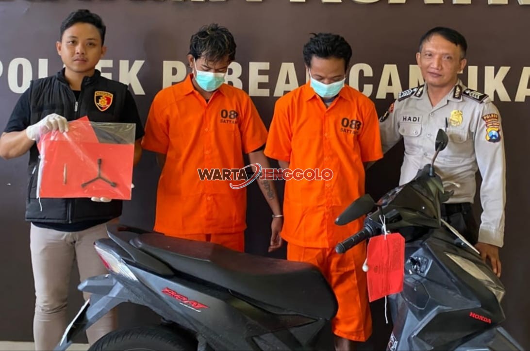 Polisi Surabaya menunjukkan barang bukti motor hasil curian dalam konferensi pers.