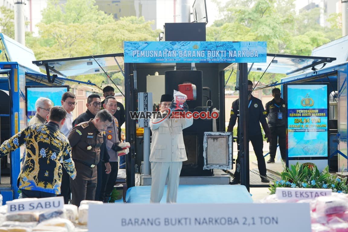 Presiden Prabowo memberikan apresiasi kepada Kapolri atas keberhasilan pengungkapan 214 ton narkoba.