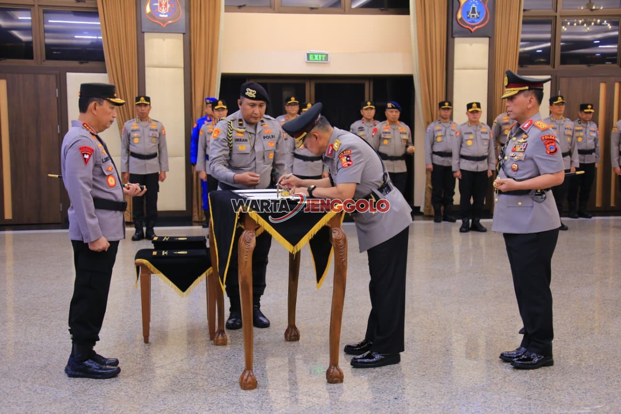 Prosesi serah terima jabatan pejabat tinggi Polri berlangsung khidmat dipimpin langsung oleh Kapolri.