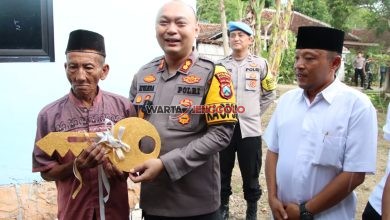Kapolres Sumenep AKBP Henri Noveri Gultom menyerahkan rumah layak huni kepada warga kurang mampu di wilayah hukumnya.