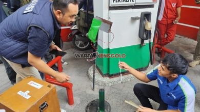Petugas Polres Kediri bersama Pemda memeriksa kualitas dan takaran Pertalite di SPBU wilayah Kediri.