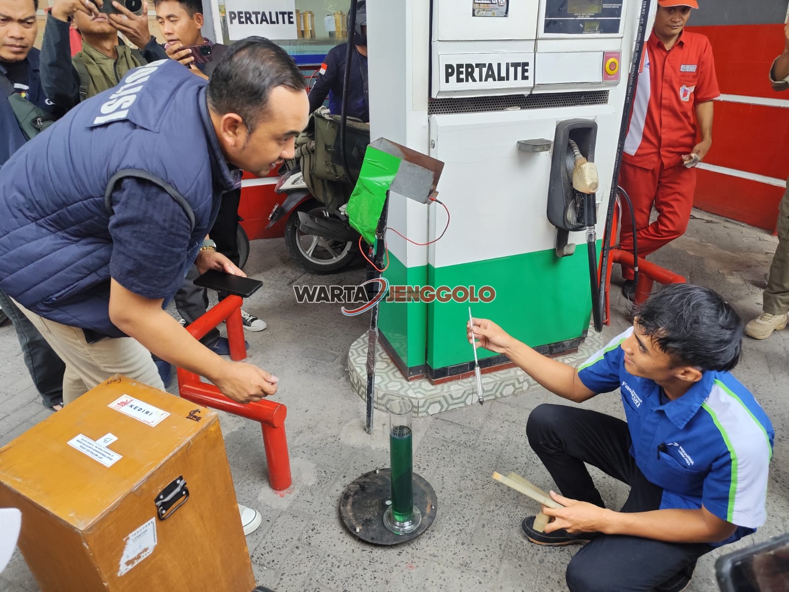 Petugas Polres Kediri bersama Pemda memeriksa kualitas dan takaran Pertalite di SPBU wilayah Kediri.