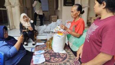 Pemerintah Kota Kediri menyalurkan bantuan beras dan minyak goreng kepada warga melalui program “Double Attack” Pangan.