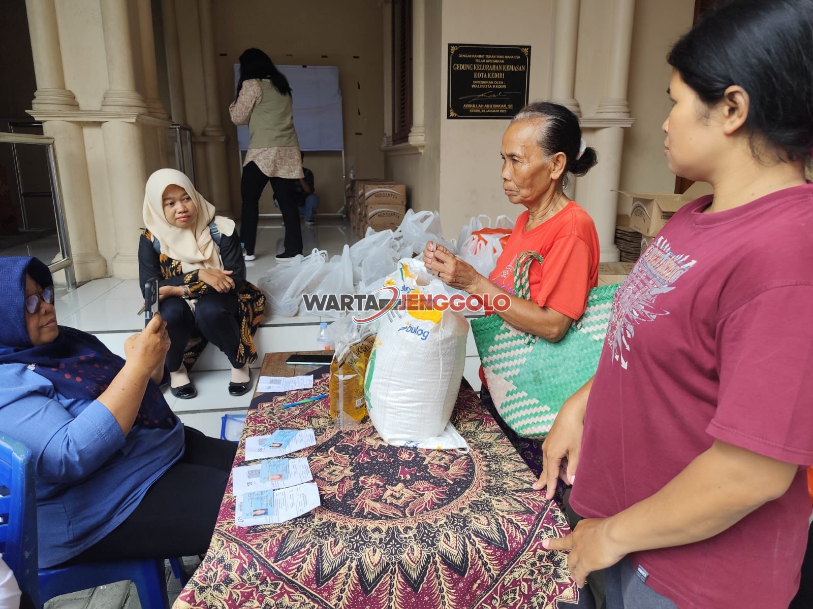 Pemerintah Kota Kediri menyalurkan bantuan beras dan minyak goreng kepada warga melalui program “Double Attack” Pangan.