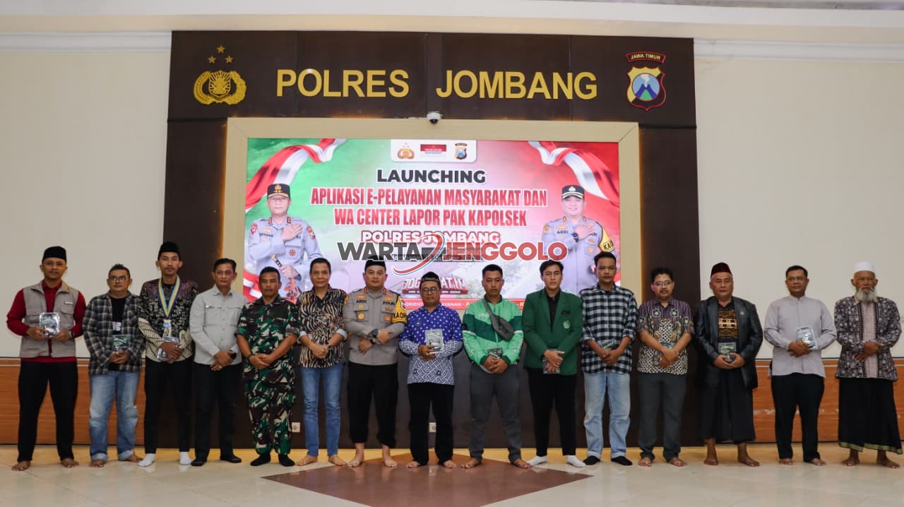 Kapolres Jombang meluncurkan aplikasi E-Pelayanan dan WhatsApp Center “Lapor Pak Kapolsek” bersama jajaran pejabat utama.