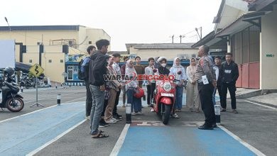 Satlantas Polres Kediri memberikan edukasi keselamatan lalu lintas kepada masyarakat melalui program Polantas Menyapa.