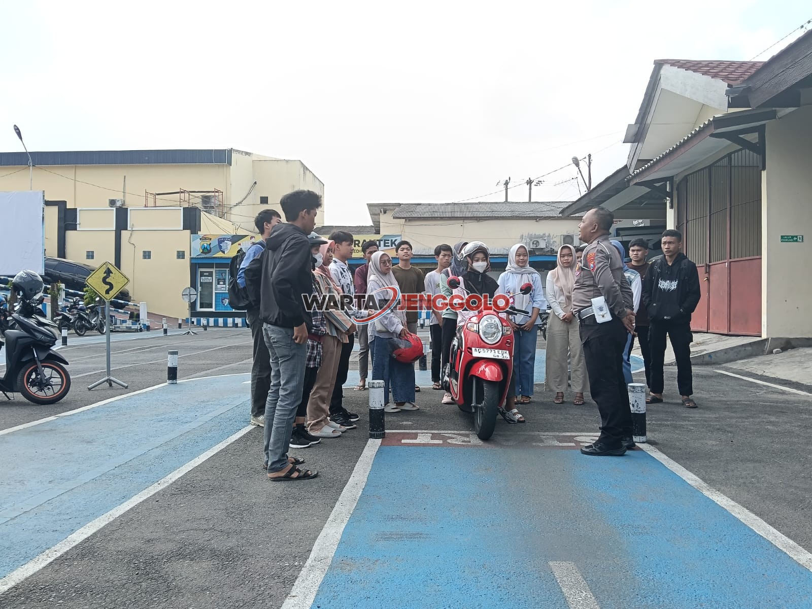 Satlantas Polres Kediri memberikan edukasi keselamatan lalu lintas kepada masyarakat melalui program Polantas Menyapa.