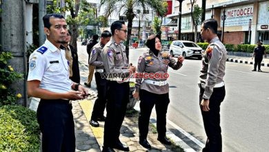 Tim Polda Jatim melakukan asistensi pemasangan kamera ETLE di Kota Kediri