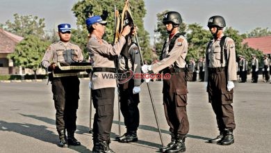 Siswa Diktukba Polri membersihkan barak di SPN Polda Jatim