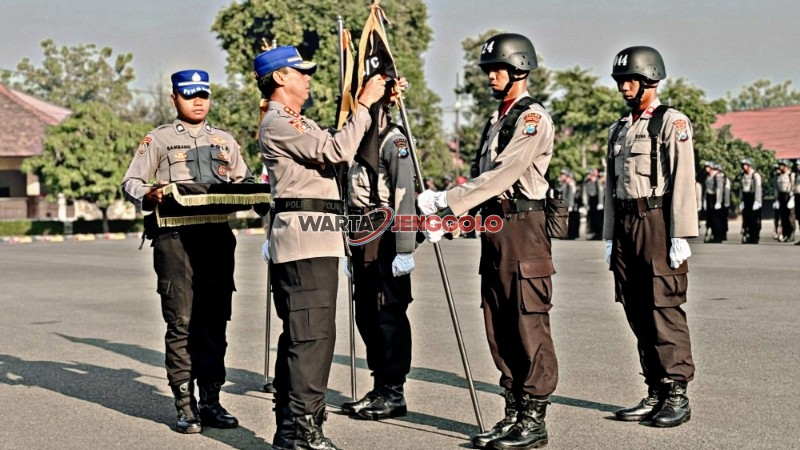 Siswa Diktukba Polri membersihkan barak di SPN Polda Jatim