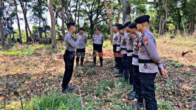 Instruktur memberikan arahan penggunaan senjata non-mematikan kepada anggota Polres Kediri Kota