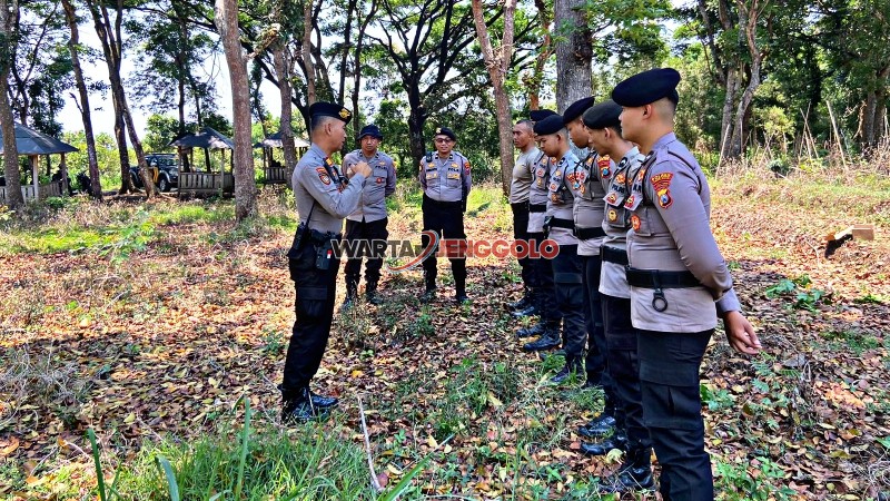 Instruktur memberikan arahan penggunaan senjata non-mematikan kepada anggota Polres Kediri Kota
