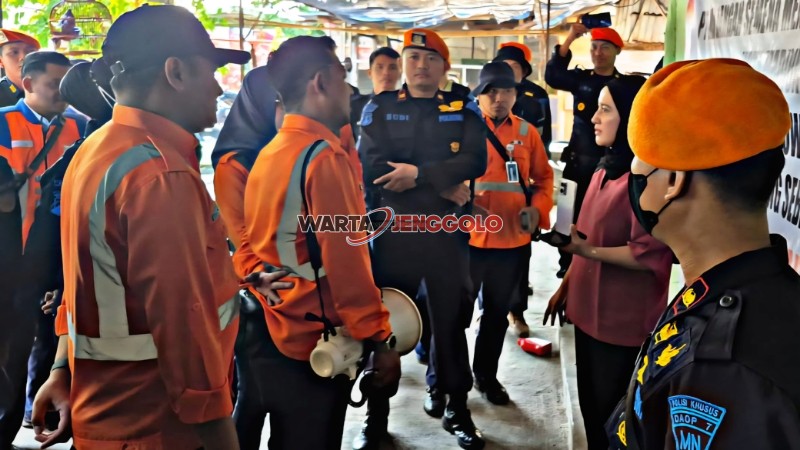 Petugas KAI Daop 7 Madiun melakukan penertiban rumah perusahaan di wilayah operasional