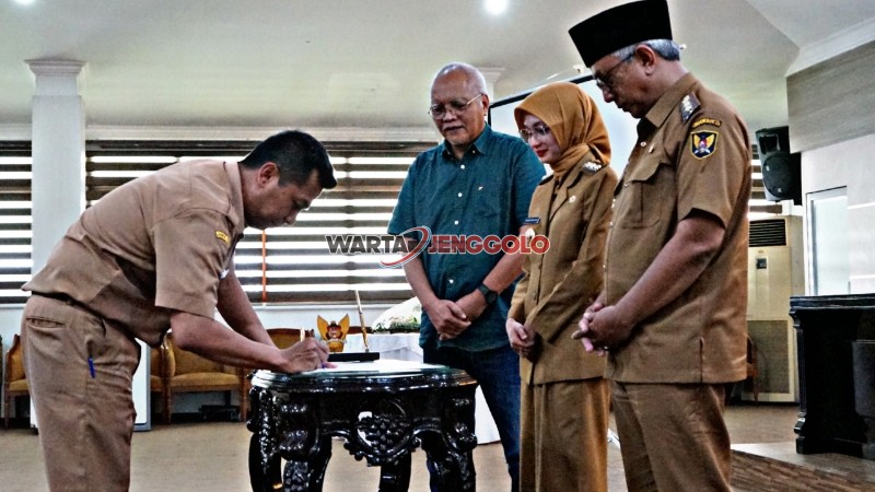 Penandatanganan Pakta Integritas oleh Mbak Wali dan pejabat Pemkot Kediri