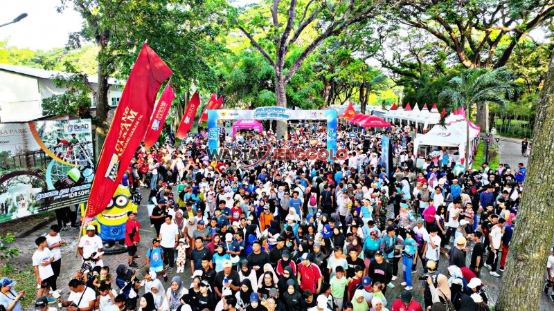 Suasana meriah jalan sehat HUT ke-87 KONI Kota Kediri yang diikuti Wali Kota Kediri dan warga