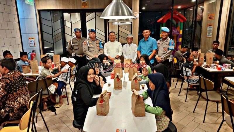 Kapolresta Sidoarjo bersama anak yatim dalam kegiatan makan malam bergizi penuh kehangatan