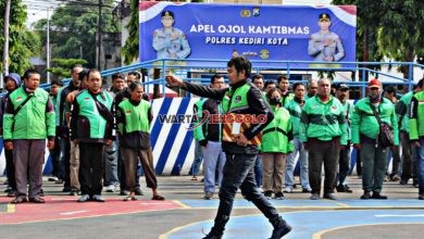 Pengemudi ojek online menjadi petugas apel pada kegiatan Ojol Kamtibmas yang digelar Polres Kediri Kota.