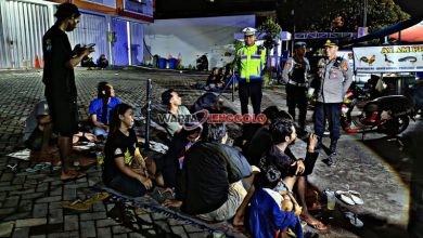 Anggota Polres Kediri Kota menyambangi warga saat patroli malam dalam rangka menjaga Kamtibmas.