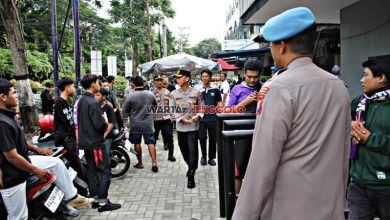 Polisi berjaga di sekitar Stadion Brawijaya saat laga Persik Kediri melawan PSM Makassar berlangsung.
