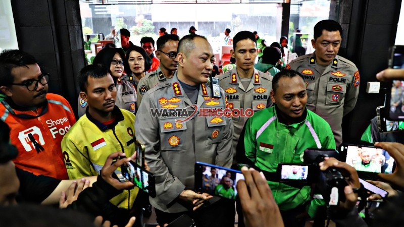 Kapolresta Malang Kota bersama pengemudi ojol melakukan deklarasi komitmen menjaga Kamtibmas di Kota Malang.