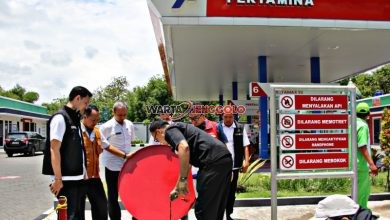 Kapolres Kediri Kota meninjau langsung pengisian bahan bakar di SPBU guna memastikan mutu Pertalite dan Pertamax.