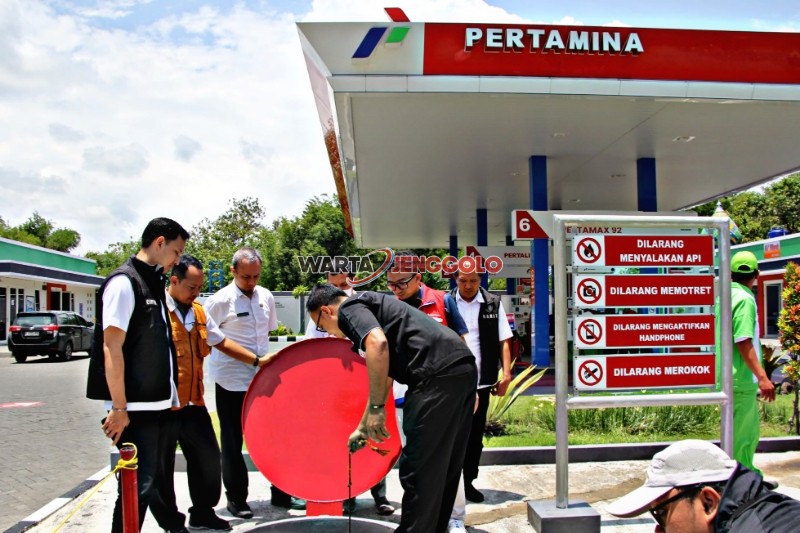 Kapolres Kediri Kota meninjau langsung pengisian bahan bakar di SPBU guna memastikan mutu Pertalite dan Pertamax.