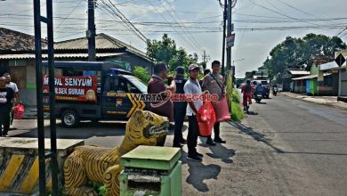 Mobil Senyum Polsek Gurah membagikan bantuan Jumat Berkah kepada warga kurang mampu di Kediri.