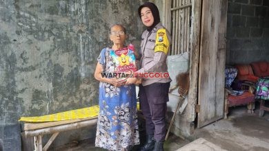 Polwan Polsek Pagu Polres Kediri membagikan paket beras kepada warga dalam kegiatan Jumat Berkah di Desa Wates.