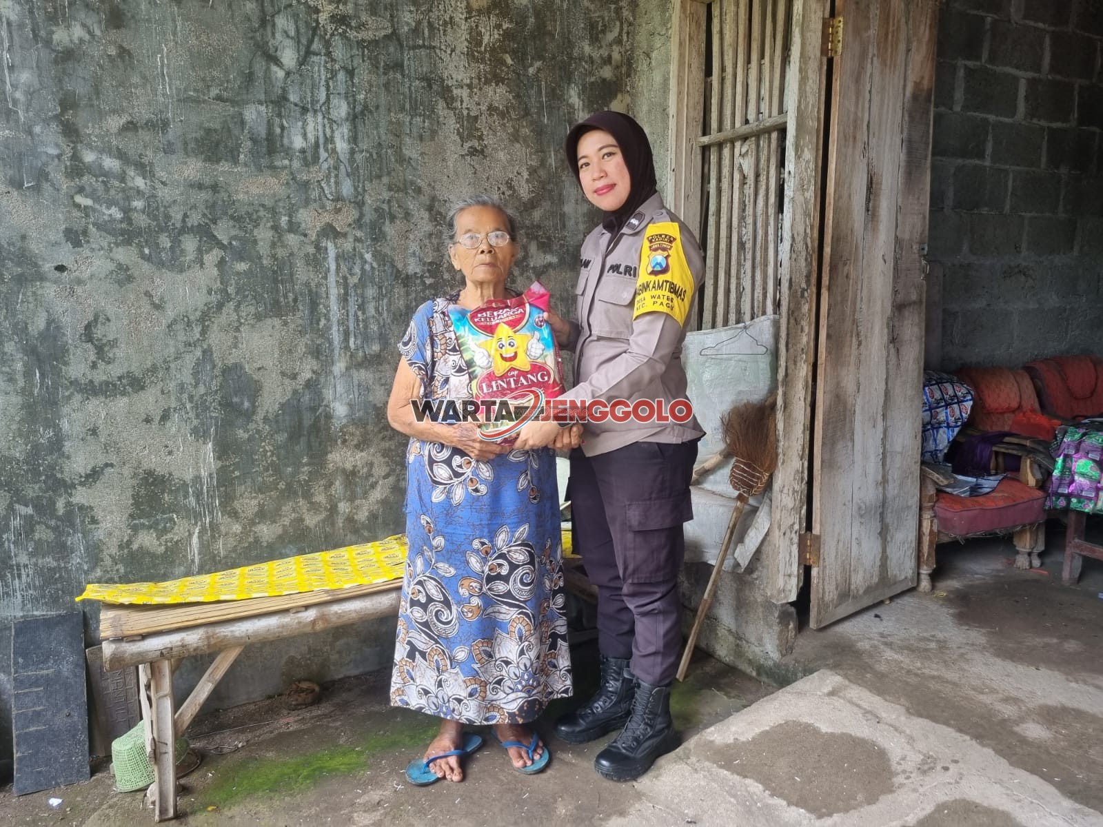 Polwan Polsek Pagu Polres Kediri membagikan paket beras kepada warga dalam kegiatan Jumat Berkah di Desa Wates.