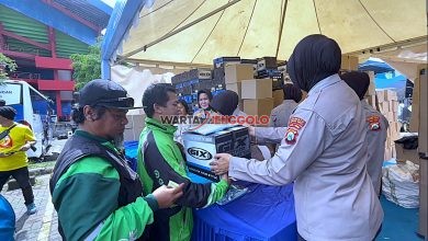 Polresta Malang Kota membagikan bantuan beras kepada driver ojek online peserta deklarasi Kamtibmas Jogo Jatim di Stadion Gajayana Malang.