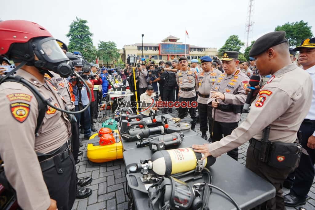 Polri dan pemerintah pusat menyiagakan personel serta peralatan mitigasi bencana saat musim hujan.